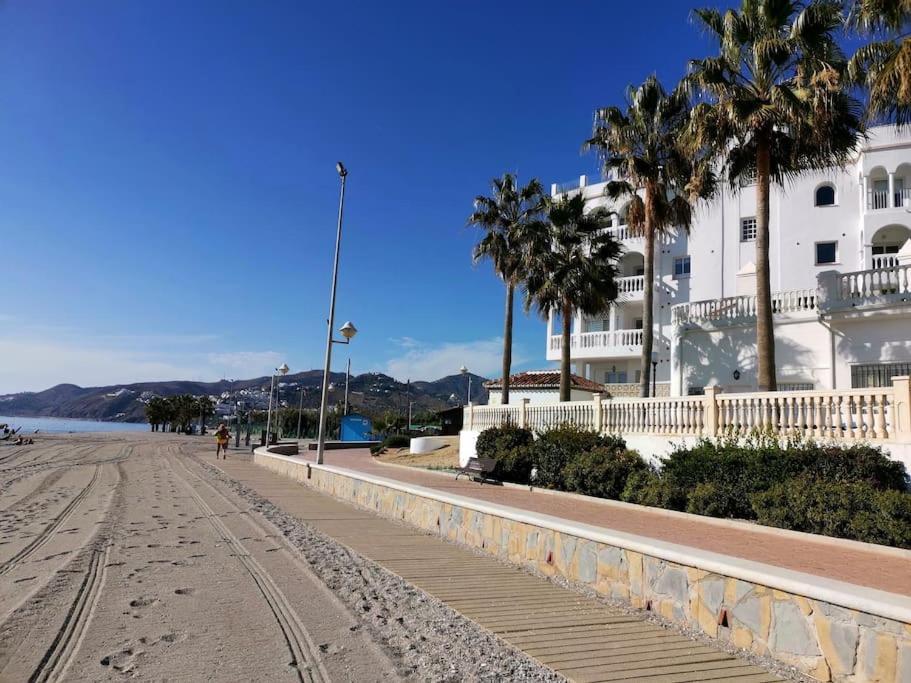 Atico Fresco Y Luminoso Con Aparcamiento Privado Apartment เนร์คา ภายนอก รูปภาพ